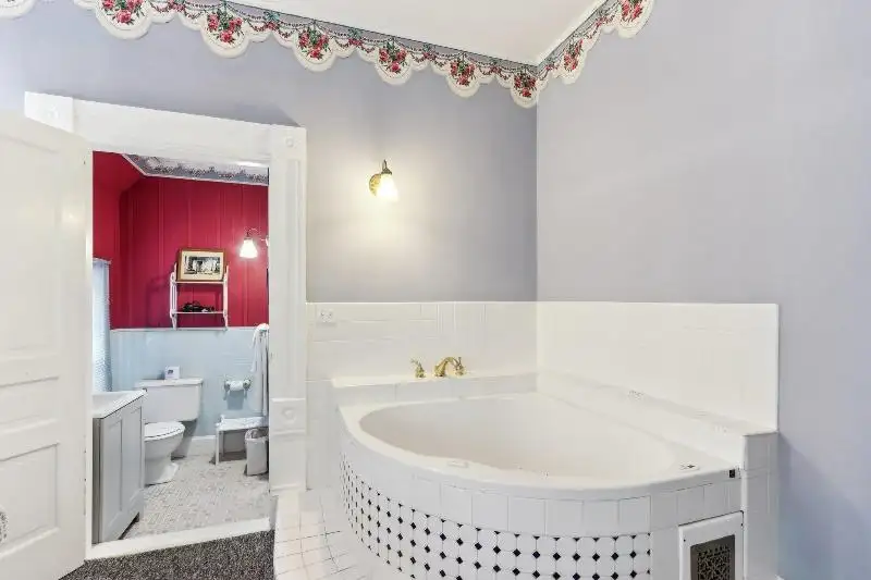 Historic Inn with Guest Suites and Motel Units in Wisconsin Dells