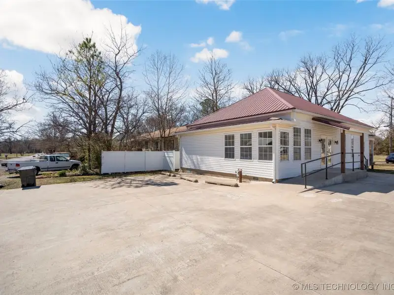 Commercial Office Space with Storage and Tenant in Growing Sapulpa, Oklahoma