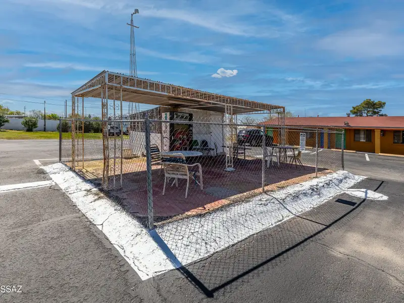 Well-maintained 18-unit Motel Near Tucson Airport with Rv Spaces and Ample Parking