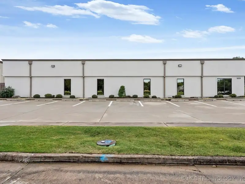 Commercial Office Building for Sale or Lease in Broken Arrow Business Corridor