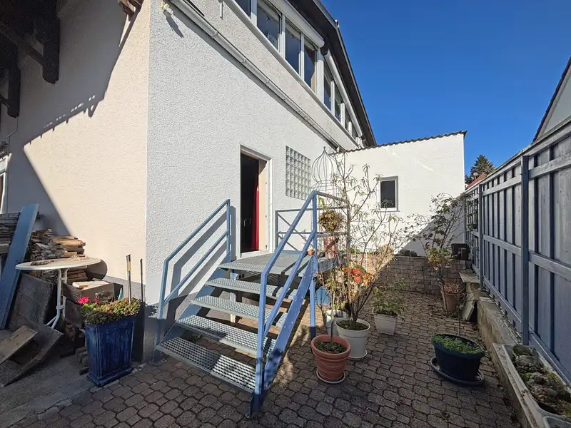 Modernized Detached House with Commercial Space in Family-friendly Location