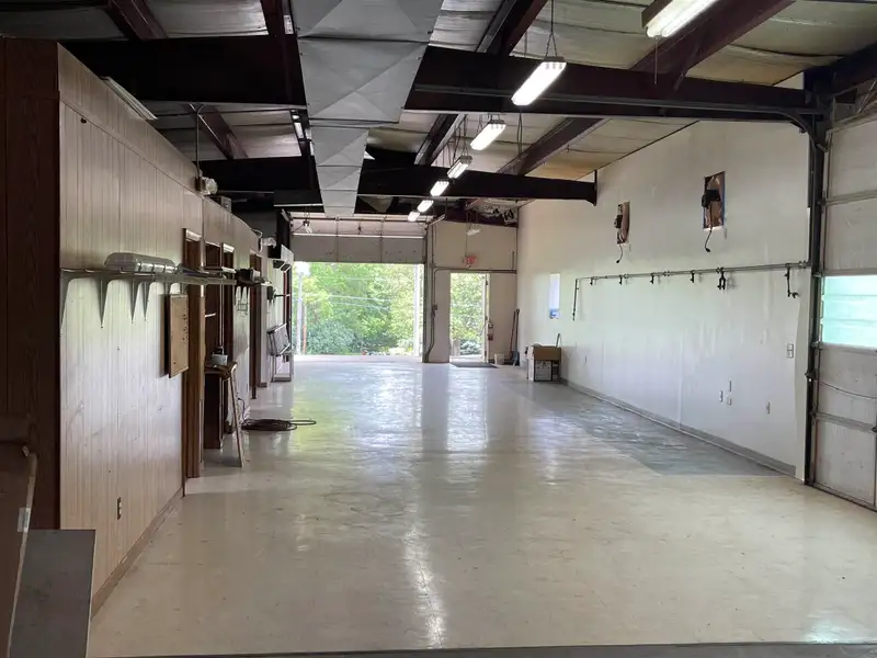 Commercial Building for Lease: 3,000 Sq Ft with Loading Dock Near I81