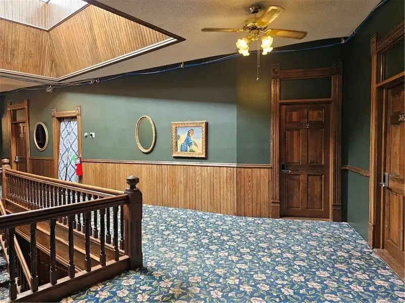Commercially Zoned 15-suite Overnight Rental Property in Eureka Springs