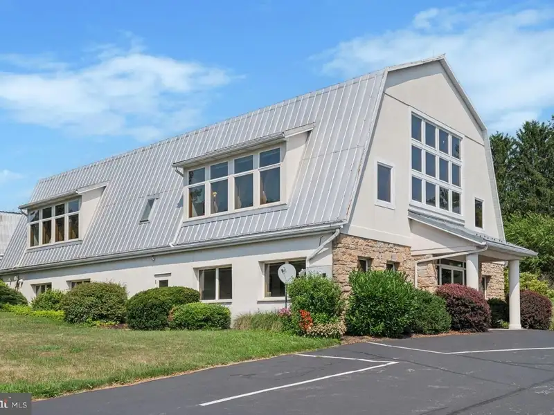 Multi-building Investment on 7 Acres: Barn, Farmhouse, and Warehouse with Rental Income