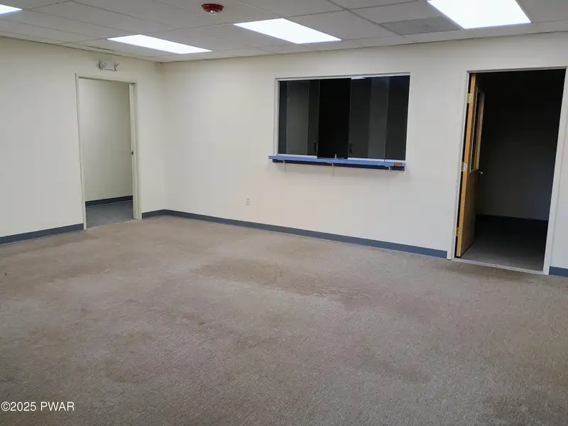 Prime 3,060 Sq Ft Office Space in Central Location Near I-84