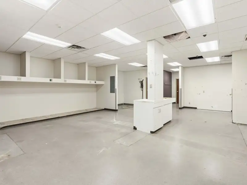 Versatile Multi-tenant Retail/office Space for Lease in Highland, In