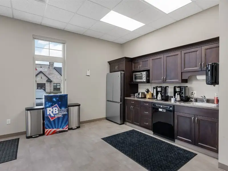 Versatile Office Building with Dual Tenant Configuration in Prime Location