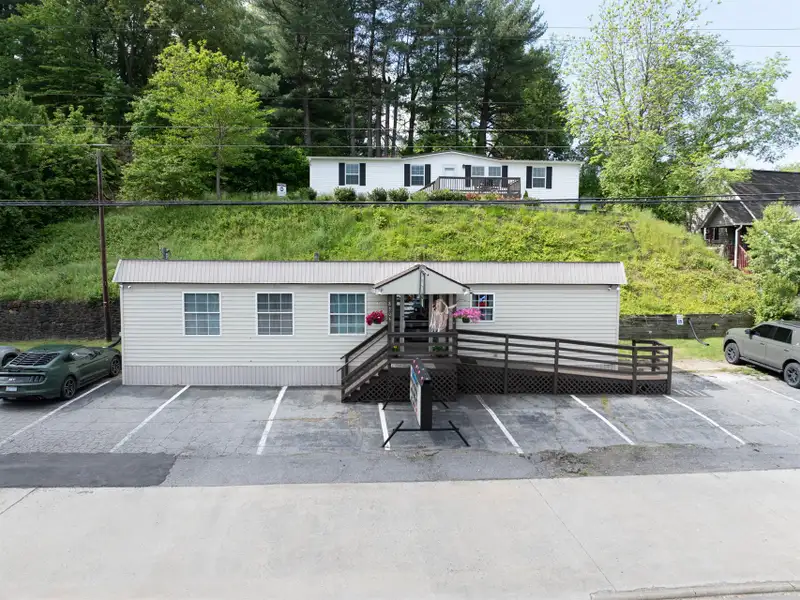 Prime Commercial Space in Clyde with High Visibility and Parking