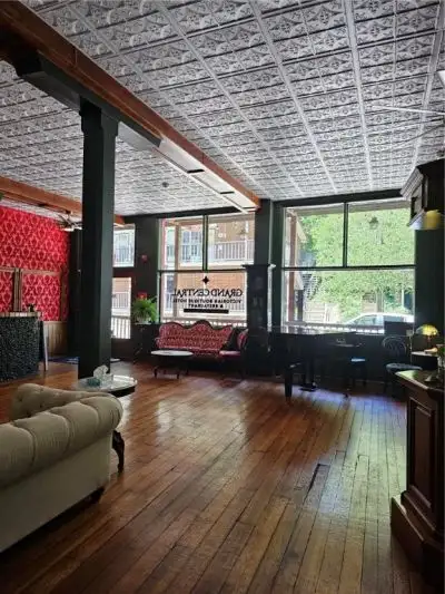 Commercially Zoned 15-suite Overnight Rental Property in Eureka Springs