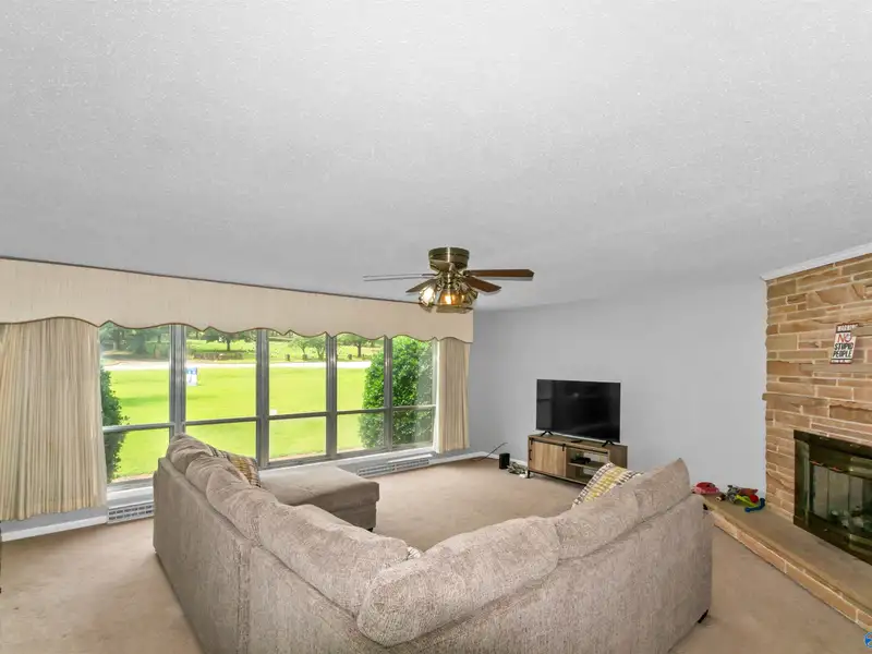 Versatile 2000 Sqft Home on 1.40 Acres in High-growth Huntsville Area