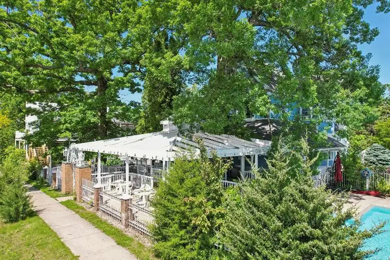 Historic Inn with Guest Suites and Motel Units in Wisconsin Dells