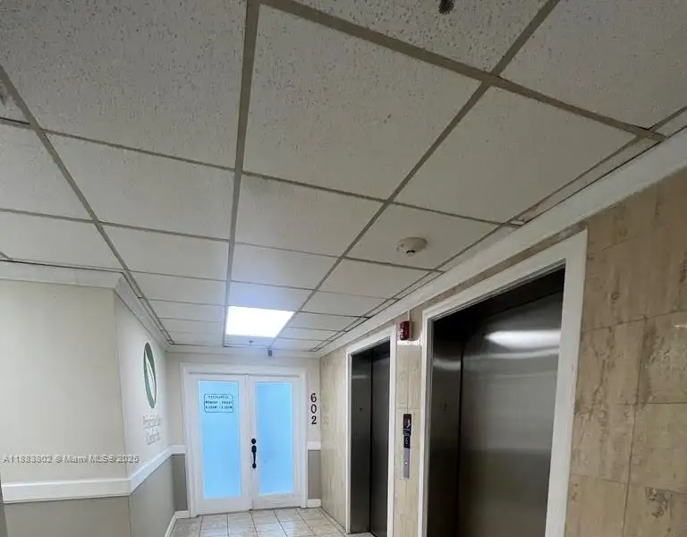 Spacious Corner Medical Office Unit in Central Hialeah – 2,552 Sq Ft