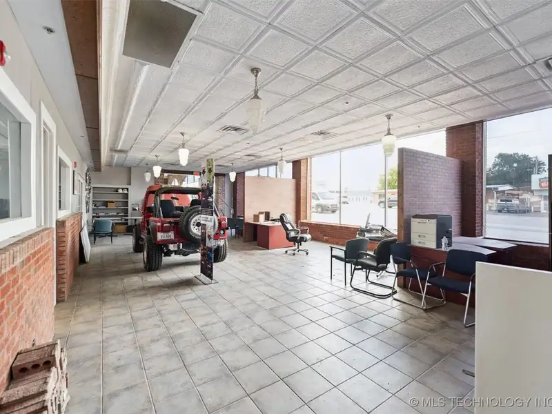 Historic Multi-use Building on Main Street, Bristol - Route 66 Landmark with Renovations