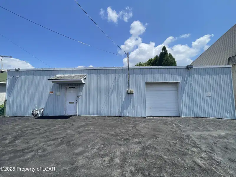 Commercial Building with Office and Garage Space in Prime Location