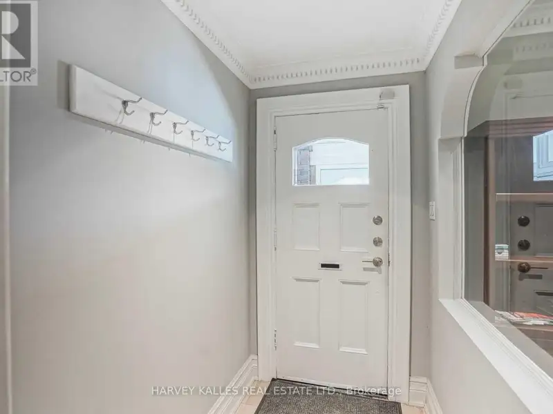 Top Floor Office Space in Renovated Semi-detached House, Prime Location, Utilities Included