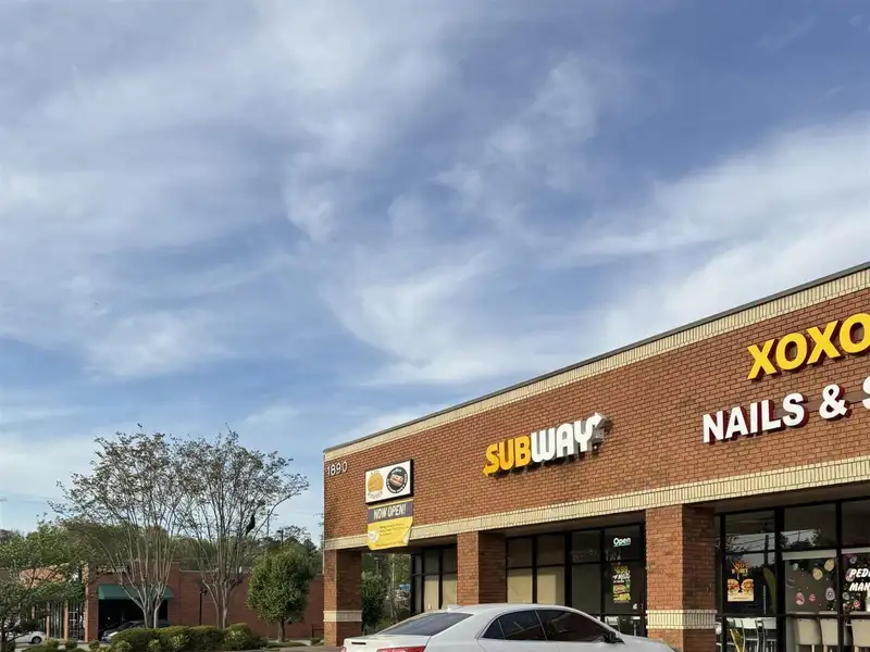 Retail Bay for Restaurant in High-traffic Area - 1400 Sf Available