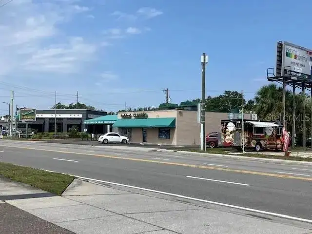 Lighted Retail Corner in South Tampa with Major Intersection Frontage and Mtm Lease