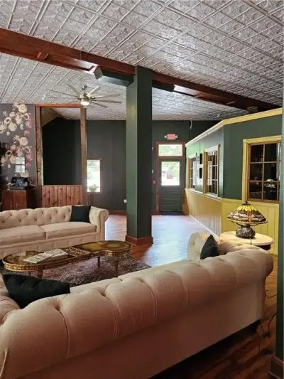 Commercially Zoned 15-suite Overnight Rental Property in Eureka Springs