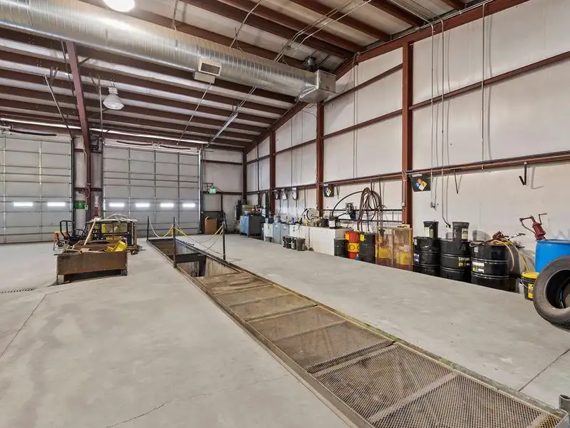 Well-maintained Commercial Property with Global Tenant and 6.8% Cap Rate on 5.71 Acres