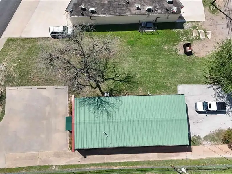 Commercial Building with Office and Warehouse Space in Prime Location