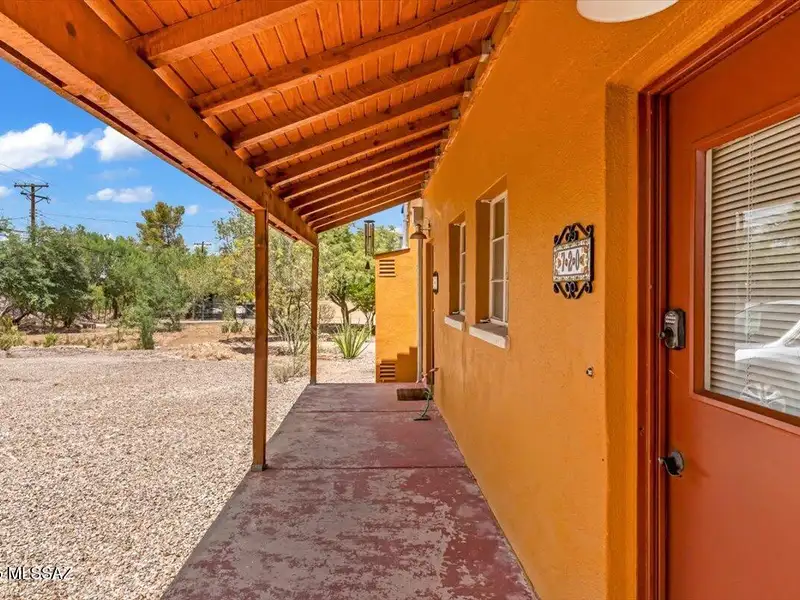 Fully Renovated Multi-family Property in Miramonte Neighborhood with 6 Apartments