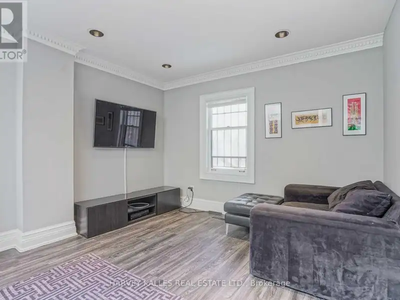 Top Floor Office Space in Renovated Semi-detached House, Prime Location, Utilities Included