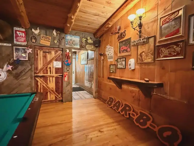 Turnkey Lodge-style Investment Opportunity in Berlin with Unique Interior and Bar