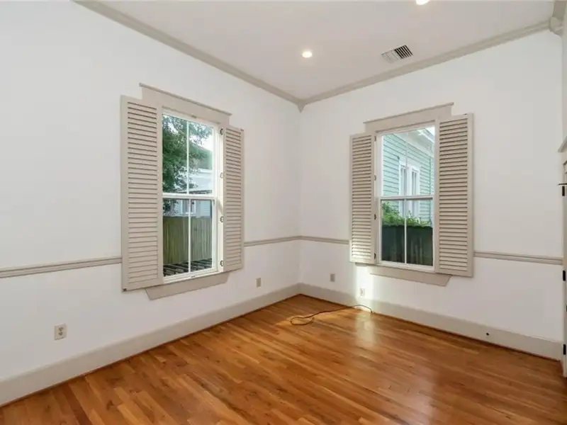 Mixed-use Property in Downtown Mobile with High Ceilings and Fenced Yard