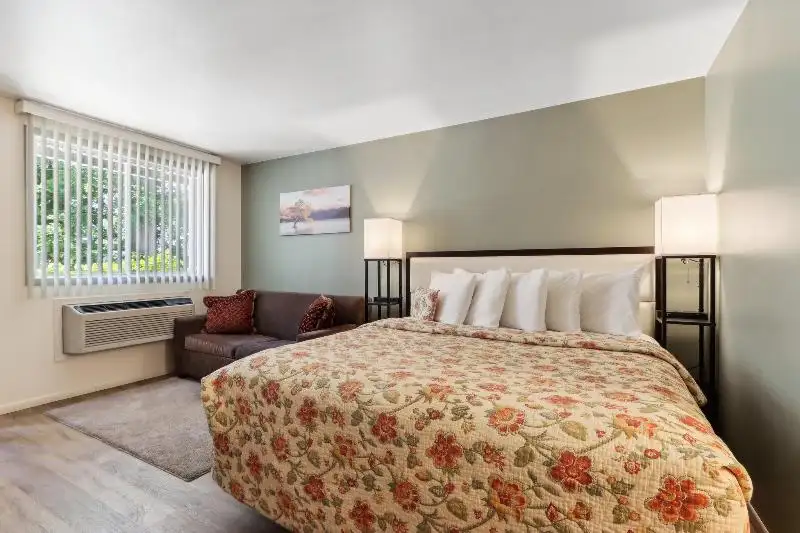 Historic Inn with Guest Suites and Motel Units in Wisconsin Dells
