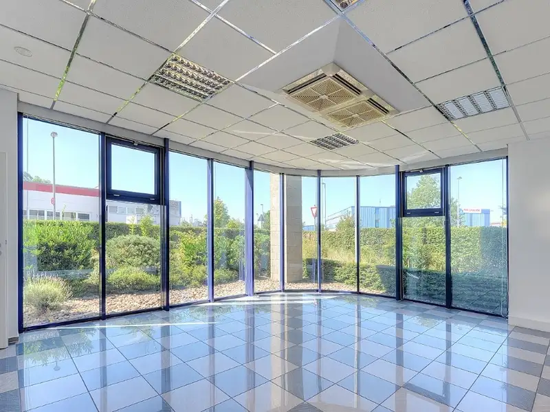 Modern Office Building with Renovated Spaces Near Centro Oberhausen, Includes Garden and Parking