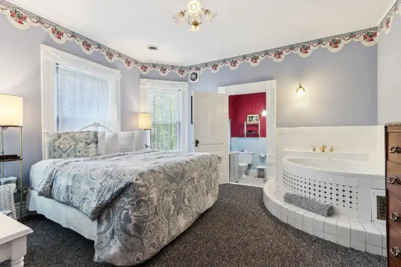 Historic Inn with Guest Suites and Motel Units in Wisconsin Dells