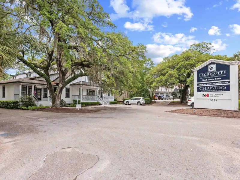 Centrally Located 3761 Sq Ft Office Space in Pawleys Island with Ample Parking