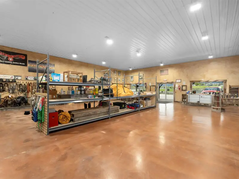 Warehouse and Retail Space for Lease - 8,400 Sq Ft in Prime Location