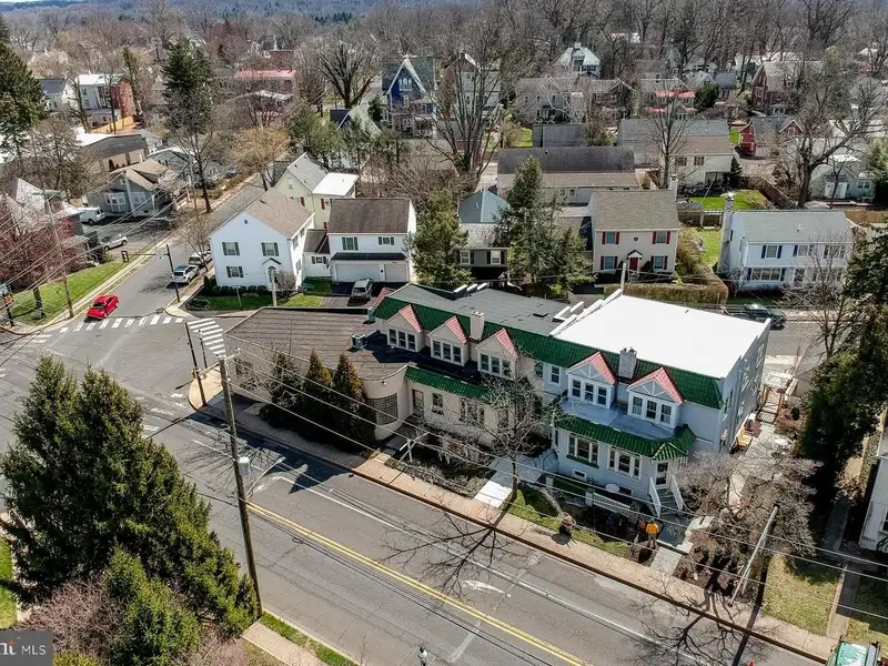 Multi-unit Building with Commercial Space and Two Residential Apartments in Established Location