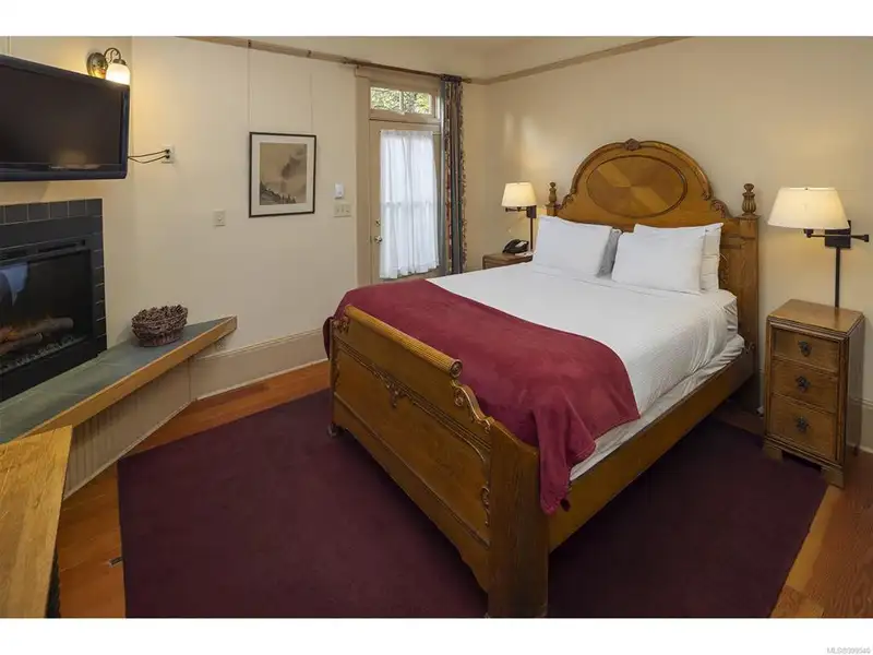Turnkey Victorian Guest House in Songhees - 5 Suites, Steps from Seawall