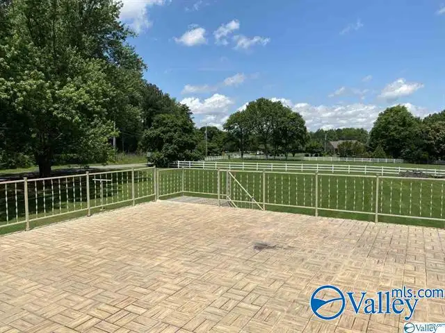 Versatile 2000 Sqft Home on 1.40 Acres in High-growth Huntsville Area