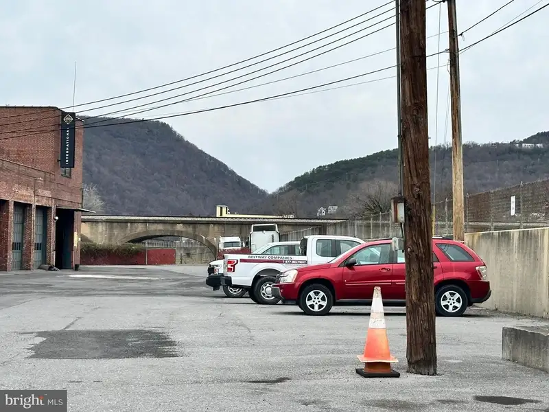 Industrial Building with 6 Bay Truck Repair Facility on 1.47 Acres Near Downtown