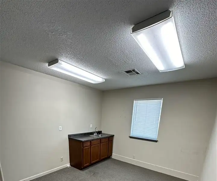 Flexible Office Suites Available for Lease with Customizable Options in Prime Location
