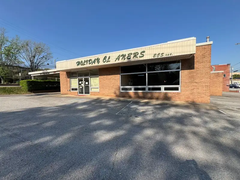 Downtown Marion Corner Commercial Space with High Visibility and Onsite Parking