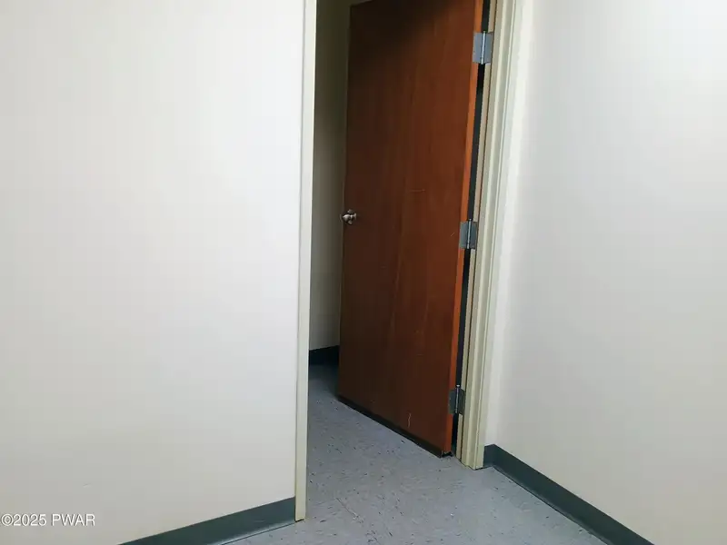Prime 3,060 Sq Ft Office Space in Central Location Near I-84