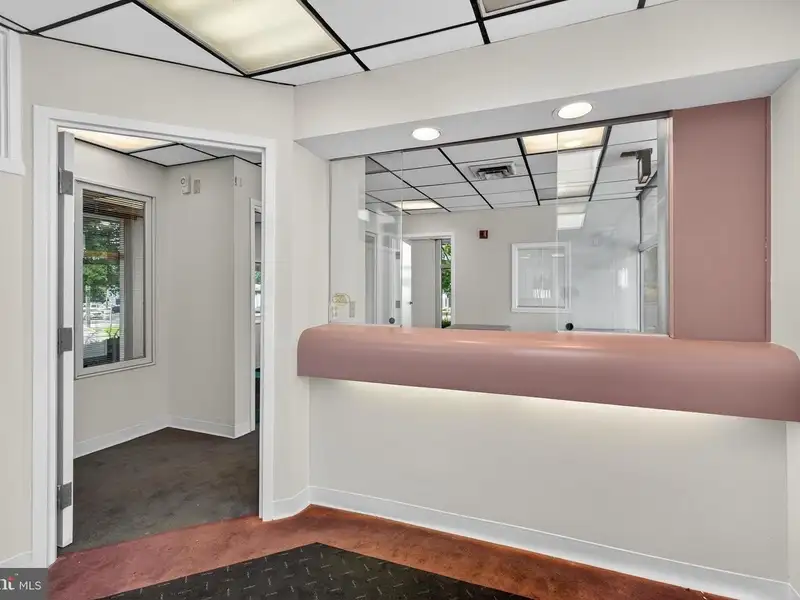 Versatile Commercial Property in Northwood Park, Ideal for Offices, Retail, or Light Industrial
