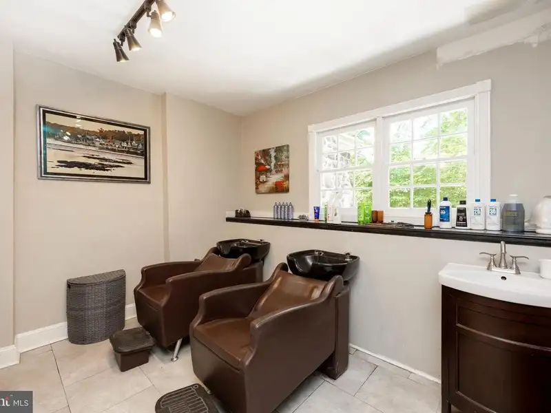 Mixed-use Property in Wayne, Pa: Salon with 1-bedroom Apartment Above