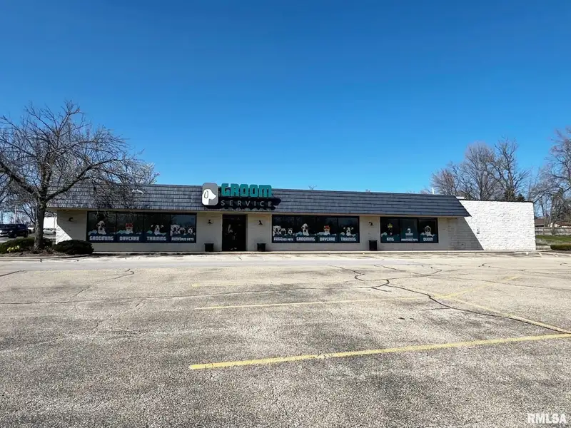 Standalone Commercial Building in Peoria's Metro Centre - High Traffic and Visibility