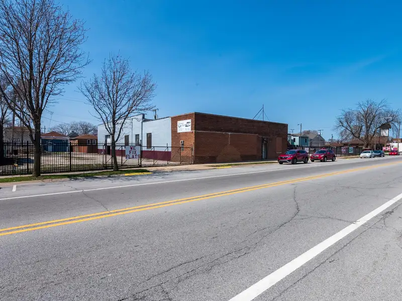Mixed-use Property with 1-bedroom Apartment in Well-maintained Building