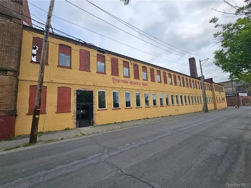 Commercial Space with Open Floor Plan in Busy Middletown Location