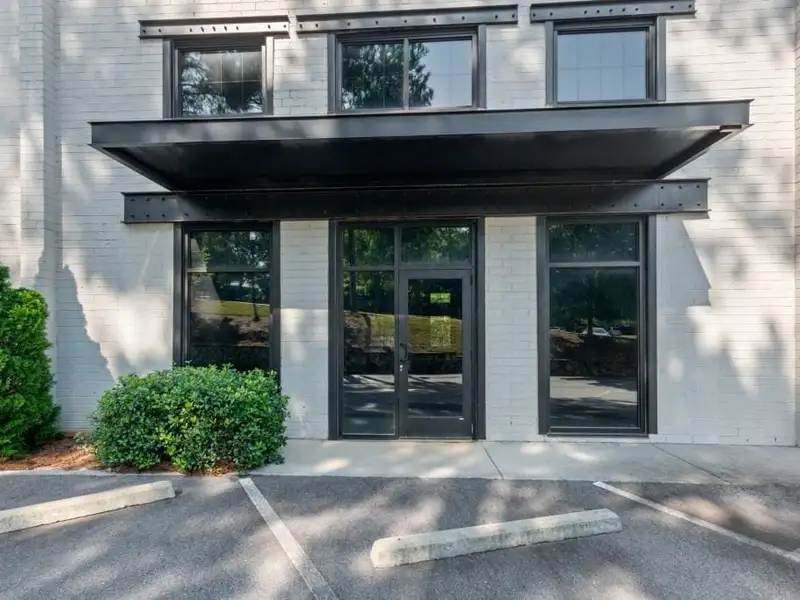 Industrial/flex Building in Prime Atlanta Location with Recent Upgrades and Parking Options