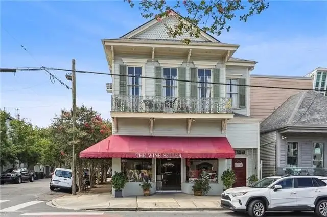 Spacious 2 Bed, 2 Bath Apartment with Balcony on Prytania Corridor