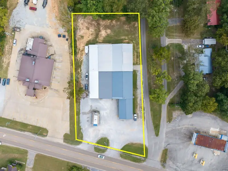 Large Commercial Building with Highway Frontage in Parsons, Tennessee