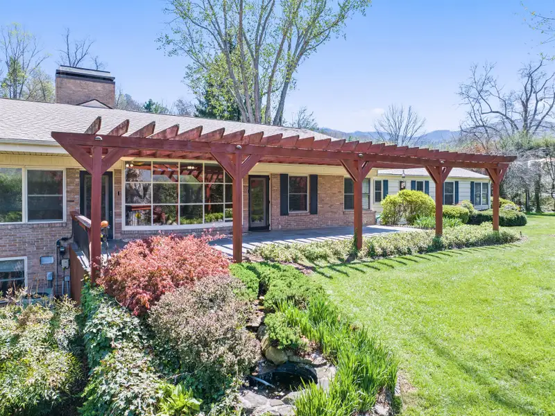 Ranch-style Estate Near Waynesville Inn, 5br/6.5ba, Ideal for Boutique Hospitality or Residence