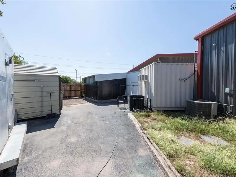 Restaurant/bar for Sale or Lease on 1.24 Acres with Prime Frontage and Ample Parking